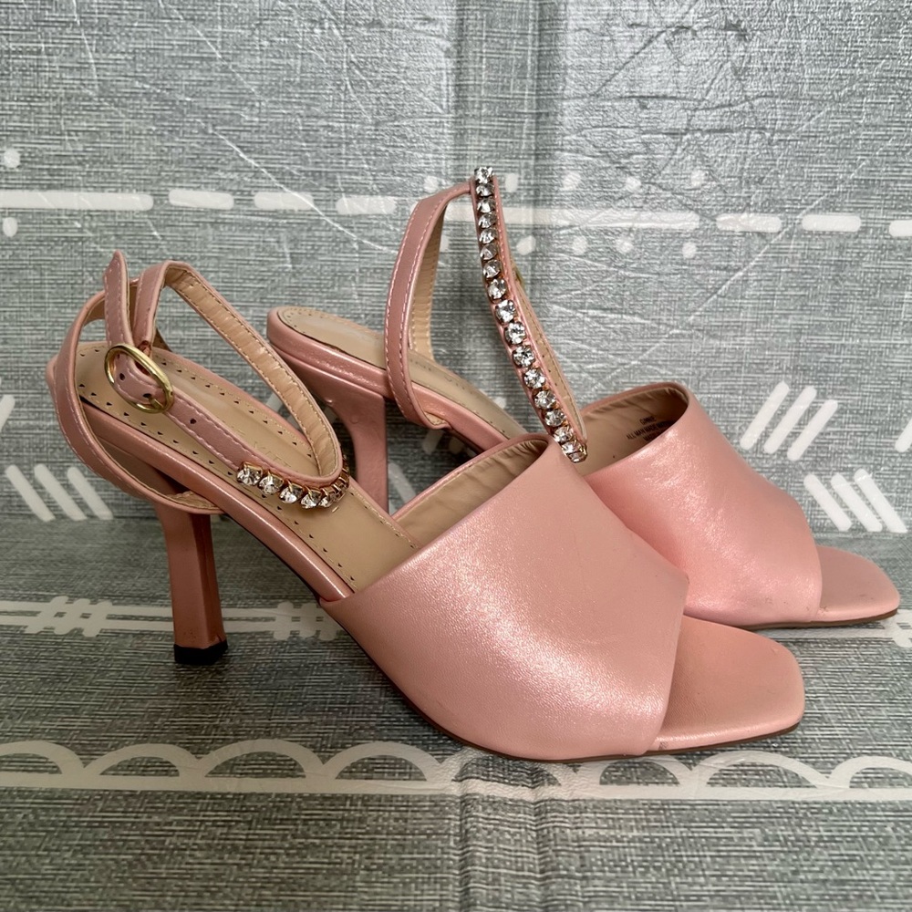 ADRIENNE VITTADINI Pink Ginnie Crystal Sandals               Women’s size 8